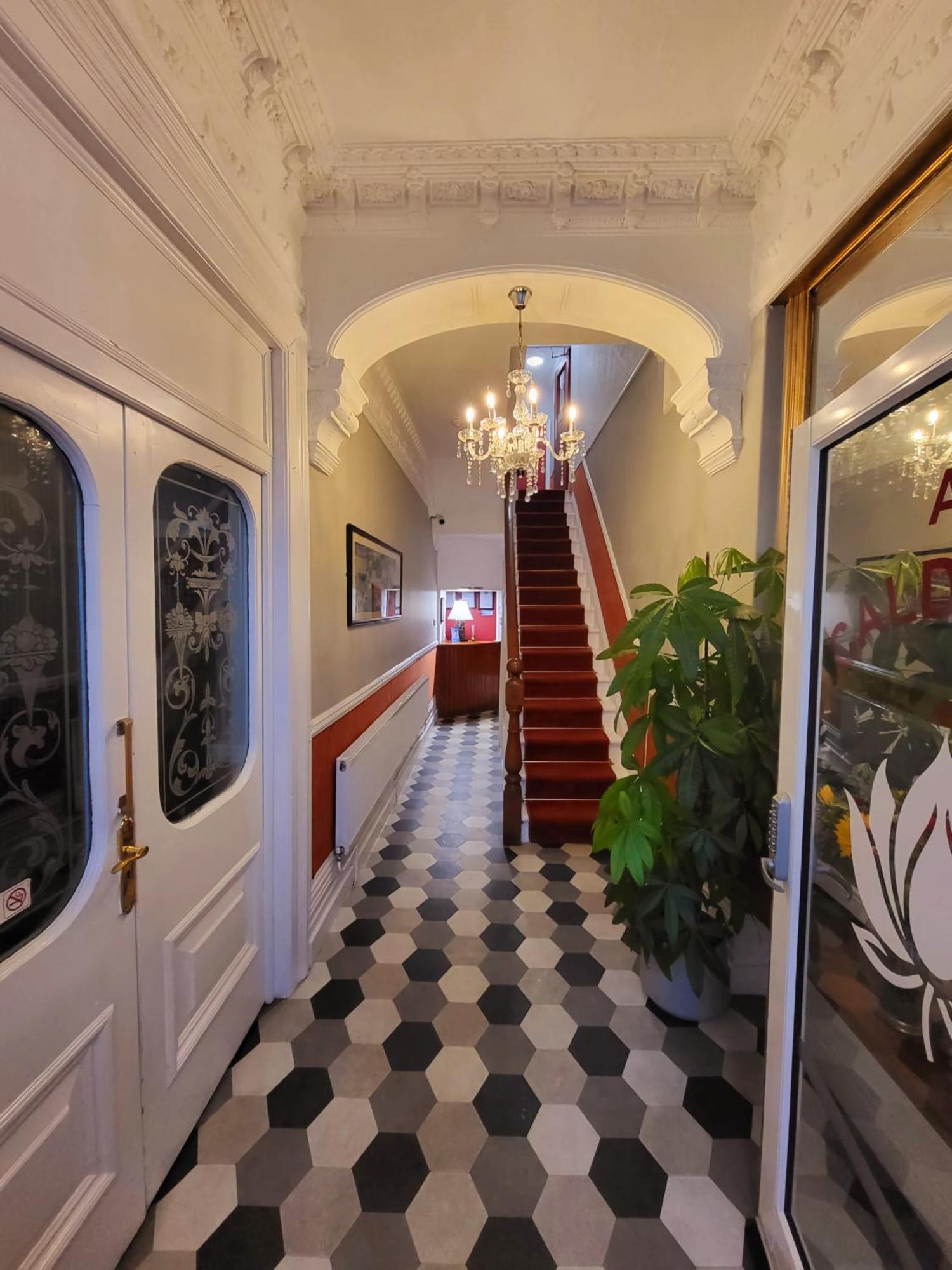 At Caledonia Hotel Дъглас Екстериор снимка