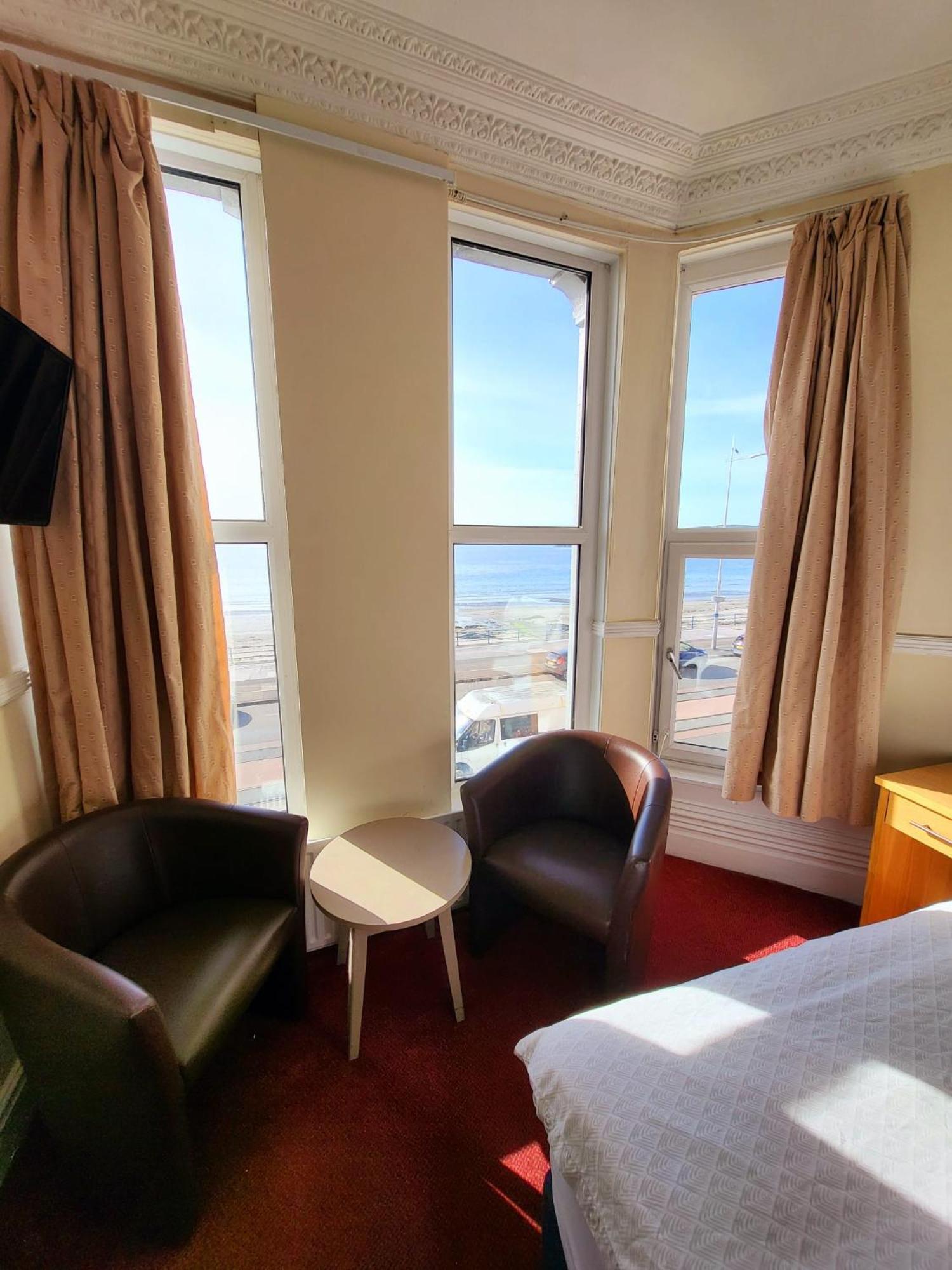 At Caledonia Hotel Дъглас Стая снимка