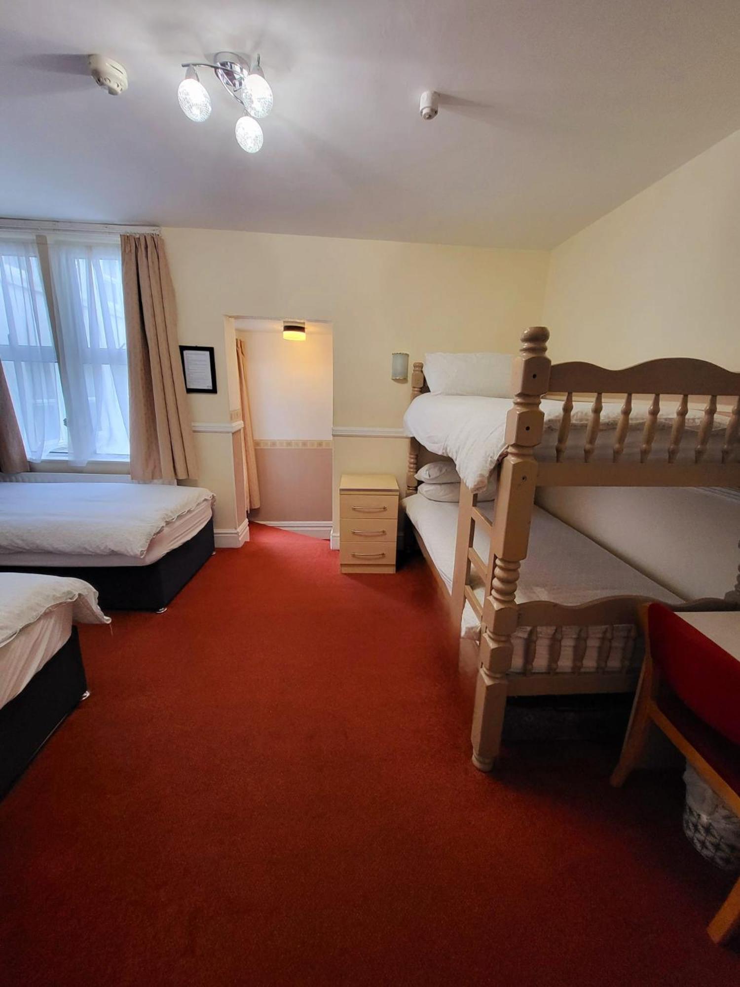At Caledonia Hotel Дъглас Екстериор снимка