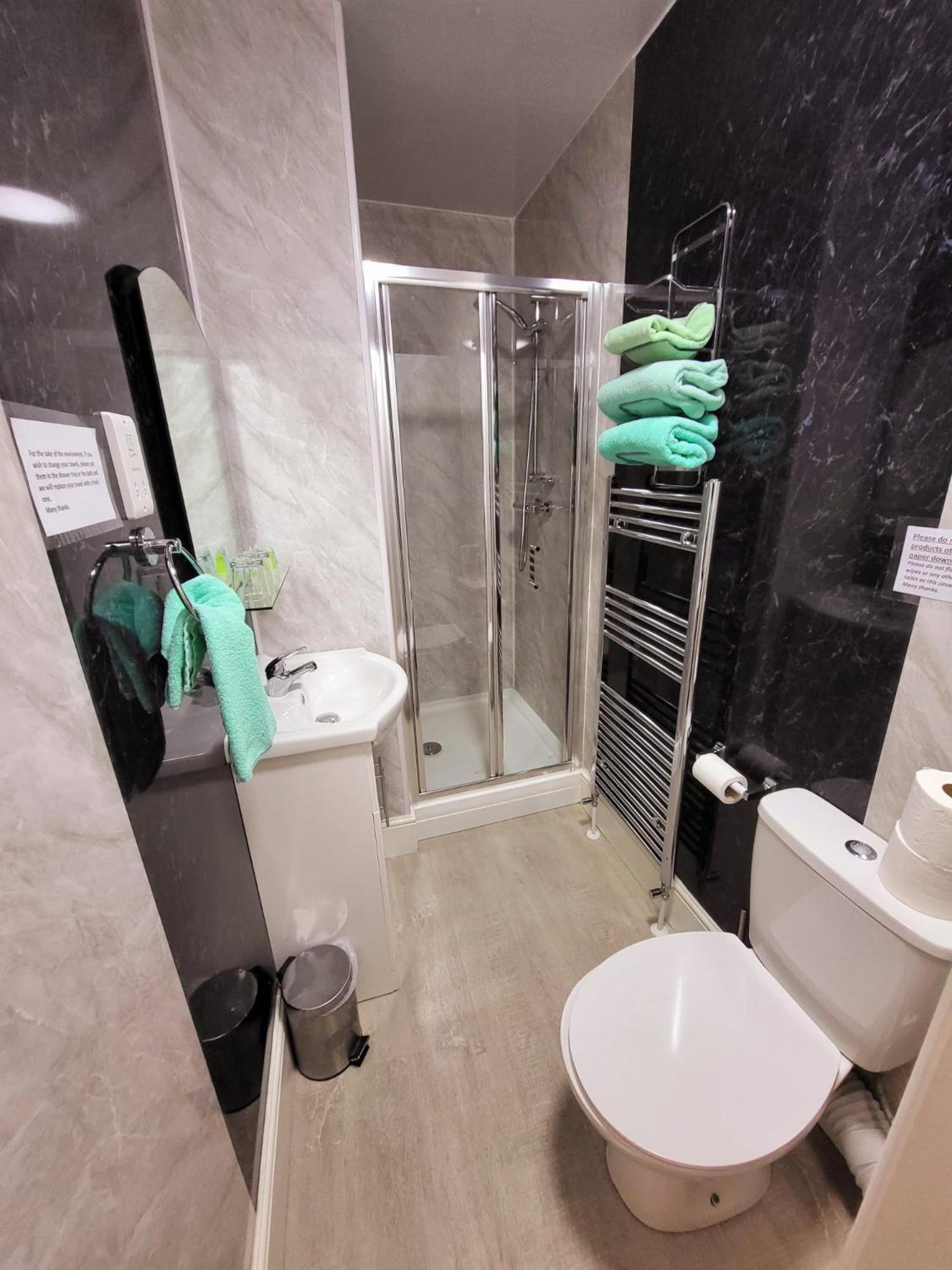 At Caledonia Hotel Дъглас Екстериор снимка